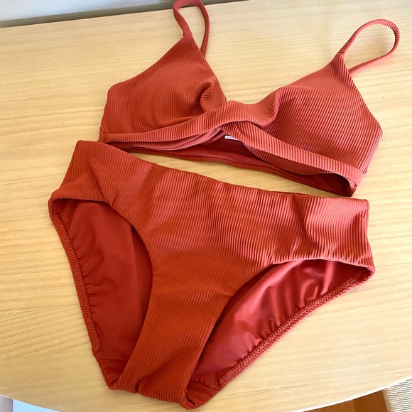 Lululemon Beach Boss Bikini Top and Beach Boss Low Rise Skimpy Bottom Cayenne - Picture 6 of 9